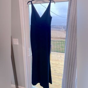 Beautiful Lulus women’s dark navy slim fitting dress/bridesmaid dress.